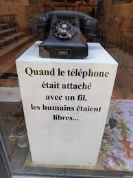 Quand Le Telephone Etait Attache Avec Un Fil Les Hommes Etaient Libres Recherche Google Citations Sympa Citation Phrase Citation
