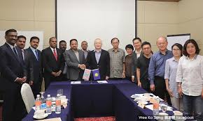 A vigneswaran (kiri) dan bekan presiden mic, tun samy vellu (kanan) pada perhimpunan agung mic di pwtc. Malaysiakini Umno Youth Advises Mca Mic Restraint Over New Political Alliance