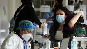 Mencuci tangan dengan sabun di air mengalir, memakai masker, menjaga jarak, menghindari kerumunan dan mengurangi mobilitas dapat mengurangi potensi terpapar virus corona. Kapan Vaksin Covid 19 Diberikan Ke Masyarakat Ini Jadwalnya