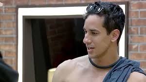 A Fazenda 15: Henrique Martins se arruma no quarto e 'volume' chama  atenção: 'Armado'