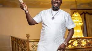 Arka koltuğa oturdum, ağlak bir gitar tınısı geliyor radyodan, kulak kabarttım bb. H Qa 5eawyxwjm