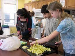 Cooking means you are using heat, so cooking lunch is correct if you want to emphasize that you are using the oven or the stove. Cook A Lunch On The Rise Inc