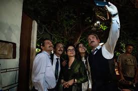 Η ευτυχία παπαγιαννοπούλου ήταν μια από τις σπουδαιότερες στιχουργούς, η οποία χάρη στο ταλέντο της τροφοδότησε το ελληνικό λαϊκό τραγούδι με μεγάλο αριθμό εξαίρετων δημιουργιών. Eytyxia Papagiannopoyloy Tainia H Premiera To Treiler Kai H Sygklonistikh Istoria Alphafreepress Gr