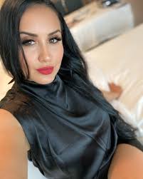 Jessica Bella's Instagram, Twitter & Facebook