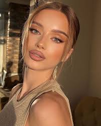 Who can recommend a makeup artist in Allen, MI, for a wedding with  experience in glam and natural looks for darker skin tones?