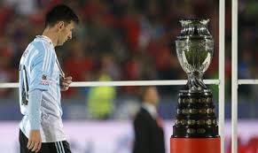 Dos niños chilenos, en vez de festejar, fueron a consolar a messi final copa américa 2015. Argentina Star Messi Devastated By New Defeat In Copa America Final Photo Africa Cup Of Nations 2019