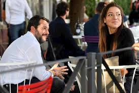 Riaprire i centri commerciali nel fine settimana. Matteo Salvini Fidanzata Lo Fa Ringiovanire Vacanza A Forte Dei Marmi In Calo Pero L Affetto Degli Italiani