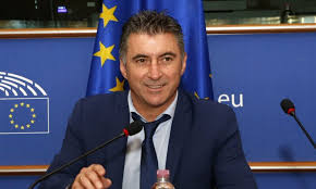 Lgbt+) είναι ένα αρκτικόλεξο που προέρχεται από τις λέξεις λεσβία, ομοφυλόφιλος, αμφιφυλόφιλος και τρανς, το οποίο μερικές φορές συναντάται και ως λοαδ+, ερμηνεύοντας τα τρανς άτομα ως διαφυλικά. Zagorakhs Sthrizw Ta Dikaiwmata Twn Loatki H Apopsh