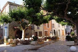 Of u nu een franse woning met zwembad zoekt of juist een appartement met zeezicht, op ausud vindt u altijd de franse woning die bij u past. Copyrights Unknown Claviers Var France Place De L Eglise