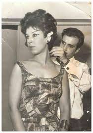 رجاء الجداوي تضع اللمسات الأخيرة قبل أحد عروض الأزياء 1960 Egyptian Actress Egyptian Movies Egyptian Beauty