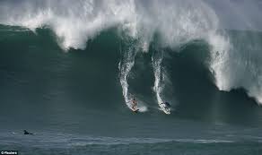 Professional and amateur surfers alike frequently ride the waves all day long at sunset beach as you can find some of the world's biggest and most exciting waves at. Surf S Up As Biggest Waves In Five Years Come To Hawaii After North Pacific Storm Daily Mail Online