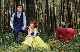 Tema foto prewedding biasanya terbagi dalam kategori indoor dan outdoor. 7 Lokasi Yang Nggak Biasa Ini Bisa Kamu Pilih Buat Foto Pre Wedding Murah Dan Unik