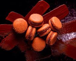 Maitre Es Macarons Pierre Herme Rend Hommage Au Chocolat Pure Origine Du Perou Avec Les Nouveaux Macarons Au Chocola Chocolate Macaron Macaron Recipe Macarons