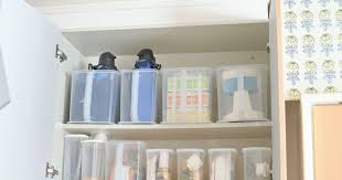 キッチンの吊り戸棚収納 あると便利なのですが 上の段は手が届かない わざわざ踏み台持ってくるのも面倒だし ということで 踏み台がなくても使える収納にしました キッチン 吊り戸棚 収納 収納 アイデア 吊り戸棚