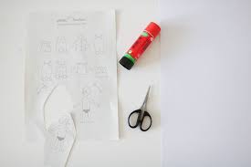 Vorgegebene ausschneidebogen können ausgemalt, ausgeschnitten und zusammengeklebt werden. Bastelbogen Anziehpuppen Fur Jungen Und Madchen Petit Cochon