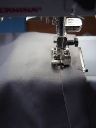 So können sie es vor dem ende der naht abschneiden und noch einmal falten. Vorhang Kurzen Nahanleitung Furs Kurzen Eines Gekauften Fertigen Vorhangs