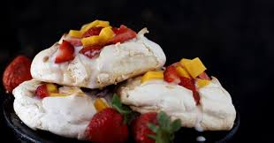 Resep pavlova terbaik ini mendapatkan rasa dari rhubarb tajam, stroberi manis, dan pistachio. Pavlova Adalah Nama Dessert Yang Berasal Dari New Zealand Dan Australia Pavlova Ini Diciptakan Pada Penghujung Tahun 1920an Un Pavlova Master Chef Buah Segar