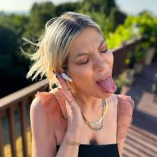 I got an early birthday gift from one of my dearest friends and I CANNOT  BELIEVE how good these sound. 😳 @sansound3 are the best earbuds I've ever  tried, everything sounds incredible,