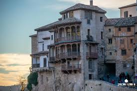 El edificio más conocido de cuenca son las casas colgadas, donde actualmente se aloja el museo de arte desde las casas colgadas se puede acceder al convento de san pablo por el puente de hierro y no son colgantes o colgadas, son colgadas! Las Casas Colgadas De La Ciudad De Cuenca Espana