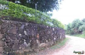 Os muros de pedras são cada vez mais comuns nas fachadas e segurança das casas, e esse tipo de revestimento tem suas variações, o que permite o muro foi decorado com filetes de pedras. Muro Com Pedra 146 Jpg Bizzarri Pedras