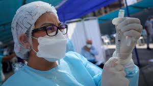 Sin mascarilla, sin distancia de seguridad. Essalud Te Cuida Como Registrarse En La Plataforma Para Recibir La Vacuna Contra El Covid As Peru