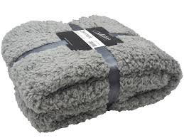 Nicht nur die aufmachung der decke macht schon mal einen guten eindruck, sondern auch andere produkte des unternehmens konnten uns im test schon überzeugen. Decke Kuscheldecke Plaid Grau Wohndecke Tagesdecke Deko