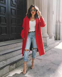Notre collection de manteaux, trench, parka et vestes d'hiver vous donnent de l'allure tout en vous protégeant du froid cette saison. Tenue Manteau Rouge Debardeur Blanc Jean Boyfriend Dechire Bleu Clair Sandales A Talons En Cuir Argentees Lookastic France