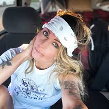 Are there photographers available for an engagement shoot in Cannon Beach?