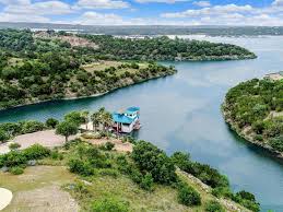 Parmi les services les plus populaires, il y a piscine intérieure, restaurant et centre de fitness. One Of A Kind Private Resort On Lake Travis Could Be Yours For 16 9m Culturemap Austin