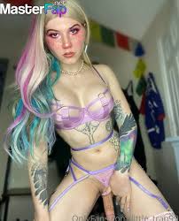 This trans hottie leaves nothing to the imagination in a revealing leaked pics