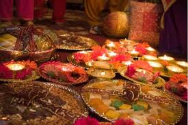 The Candle Mehndi Thaal And Meethai Sweets Decoration To Present The Bride To Be The Gift Of Love Mehndi Decor Indian Wedding Decorations Mehndi Function