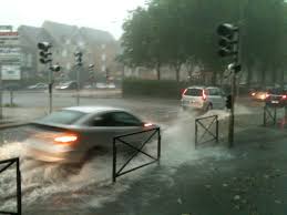 Alors que météo france maintient un niveau de vigilance jaune aux orages et orange à la canicule dans le rhône, la pollution de l'air à l'ozone. Precipitations Importantes Et Grele A Lyon 150 Interventions Des Pompiers Apres Un Gros Orage Le Parisien