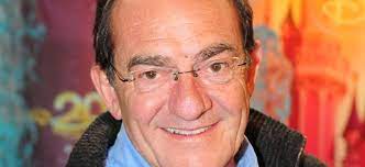 En 1972, il entre à l'ortf en tant que reporter et présentateur puis, en 1975, devient responsable et présentateur du 23h de tf1. Le Coup De Gueule De Jean Pierre Pernaut Contre Le Gouvernement En Plein Jt