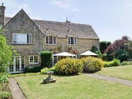 Perfectly Located This Imposing Luxurious Holiday Property Offers Accommodation Of A Very Good Standard Cottage Holiday Home House Styles