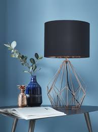 Une Lampe A Poser Aux Lignes Graphiques Et Design Un Vrai Objet De Decoration A Integrer Dans Votre Sejour Ou Votre Chambre C Lampe A Poser Lampe Castorama