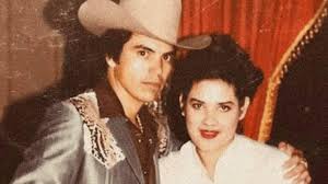 Chalino Sánchez y su esposa, Marisela Vallejos, compartieron una relación  marcada por el amor y la fortaleza, enfrentando juntos los desafíos de su  vida y carrera. 💑🌹 La historia de Chalino no