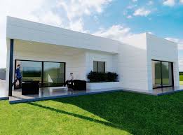 La imagen de los diseños de fachadas de casas modernas ya no insumen detalles, la ausencia de ornamento, no hay molduras, ni adornos que la introducción de estos materiales ha revolucionado los diseños de casas, dándole elementos nuevos antes desconocidos, ofreciendo la posibilidad de. Diseno Casa Moderna Bitrako Constructora