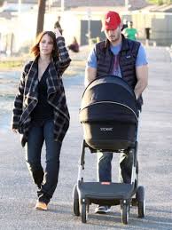 New Parents Jennifer Love Hewitt And Brian Hallisay Go For A Stroll With New Baby Autumn Jennifer Love Jennifer Love Hewitt New Baby Products