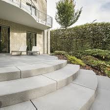 Das Tocano Stufenprogramm Bietet Gestrahlte Ansichtsflachen In Neun Verschiedenen Farben Die Farblich Auf Die Pflaster Und Plattensysteme Sidewalk Structures