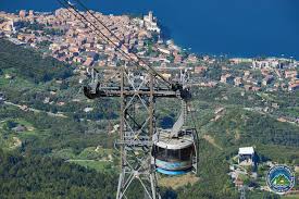 Scenografico aperitivo in funivia e poi cena gourmet (in quota) con le creazioni dello chef ivan dormire in una vecchia cabina della funivia. Seilbahn Funivie Di Malcesine E Del Monte Baldo