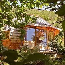 Maison Ecologique A Arrigas France Maison Ecologique En Bois En Forme De Sphere En Pleine Nature Au Milieu Des Chataigniers Dans Un Ca Maison Ecologique En Bois Maison Dome Et