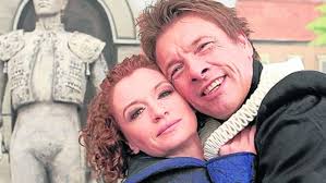 Mit Wein und Degen der Heirat entgegen