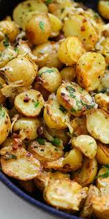 Italian Roasted Potatoes Buttery Cheesy Oven Roasted Potatoes With Italian Seasoning Garlic Paprika And Parmesan Cheese So Deliciou Food Dishes Food Recipes Cooking