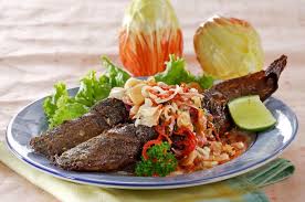 1/2 kg lele, 2 buah kentang, jeruk nipis, 3 bawang merah, garam, gula, penyedap rasa, bumbu halus, 10 cabe merah kriting, 5 cabe rawit setan, 8 bawang merah. Resep Lele Goreng Kuning Sambal Matah Enak Hidangan Nikmat Yang Langsung Mencuri Perhatian Semua Halaman Sajian Sedap