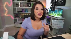 Ex-atriz Pornô é banida de torneio de Fortnite