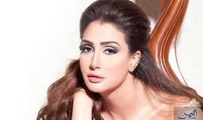 غادة عبد الرازق ت قر بأن ها انتهت من تصوير مسلسل Fashion Talk Show Hoop Earrings