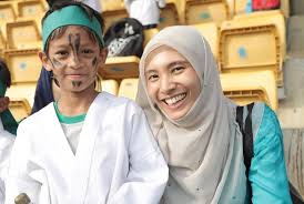 Even as lembah pantai mp nurul izzah anwar (pix) and her husband, raja ahmad shahrir iskandar raja salim, appealed for privacy over their marital woes, the lower syariah court today confirmed that she has filed for a divorce. Yb Nurul Izzah Anwar Saya Mahu Lihat Politik Yang Memainkan Isu Bangsa Dan Agama Ditamatkan Riwayatnya Gempak