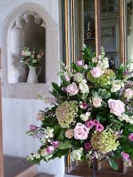 Discover 12 different types of wedding bouquets! F4bfc94ef1cd422c4f8b2ebf35b0da45 Jpg 1 200 1 600 Pixels Large Flower Arrangements Flower Arrangements Church Flower Arrangements