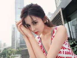 Hứa ngụy châu đối mặt với những luồng ý kiến trái chiều khi anh có hành động nhạy cảm đối với bạn diễn trong bộ phim nhiều ý kiến lên án hứa ngụy châu lợi dụng cảnh quay để sàm sỡ cổ lực na trát. Cá»• Lá»±c Na Trat Má»¹ Nhan Tai Sáº¯c Lao Ä'ao Vi Loáº¡t Clip Tinh Ai Nháº¡y Cáº£m