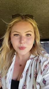 Amber Usrey's Instagram, Twitter & Facebook